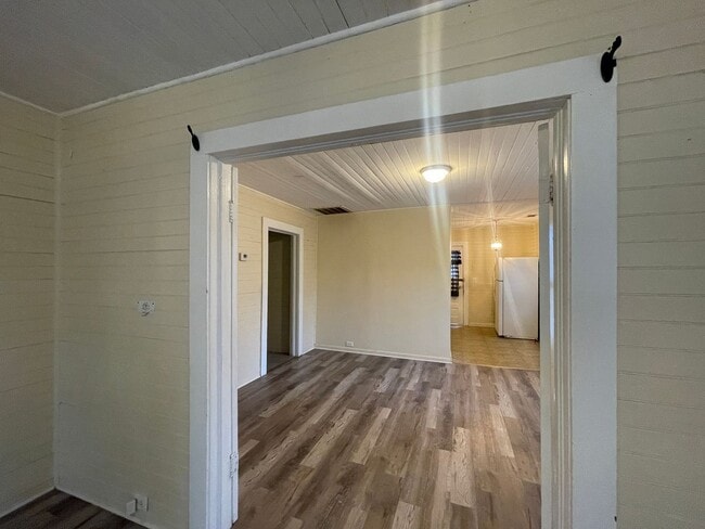 Building Photo - 2 Bed, 1 Bath House