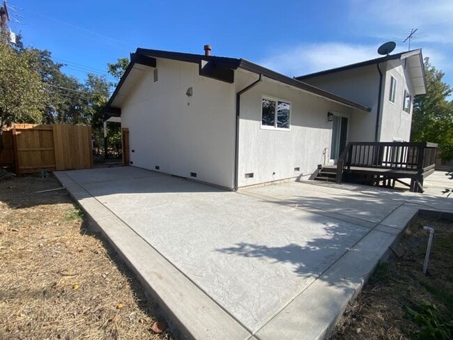 Building Photo - RECENTLY RENOVATED 4 BED, 2.5 BATH HOME ON CORNER LOT