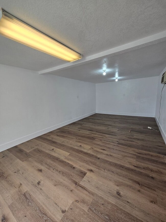 Building Photo - 3 Br 2 BA with extra room in back available now