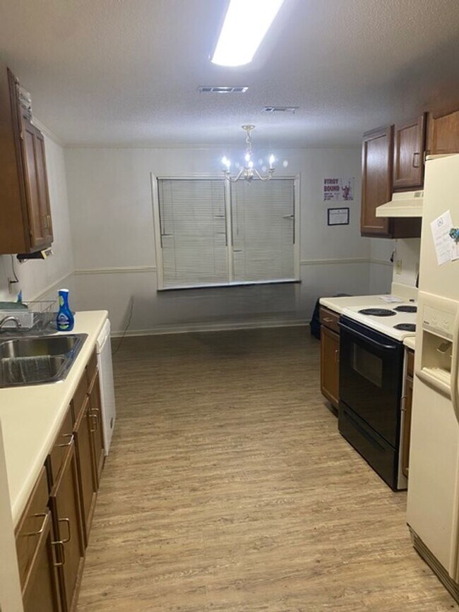 Building Photo - 110 Botts Ave