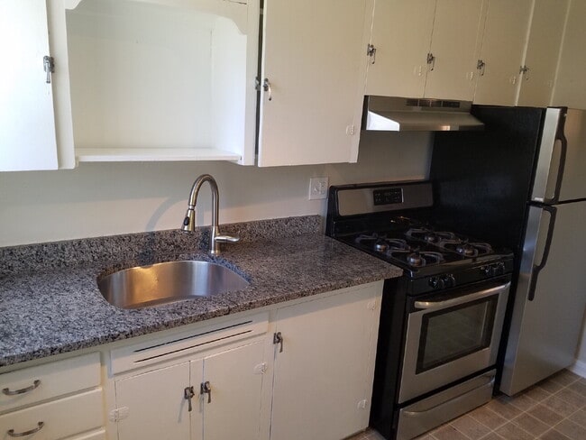 Building Photo - 1 Bed 1 Bath Mayfair Apartment With Garage in Denver! Available Now!