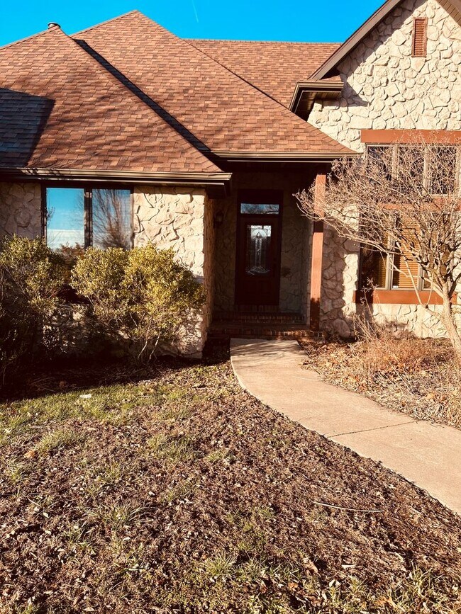 Building Photo - Gorgeous Home Located on Rivercut Golf Cou...