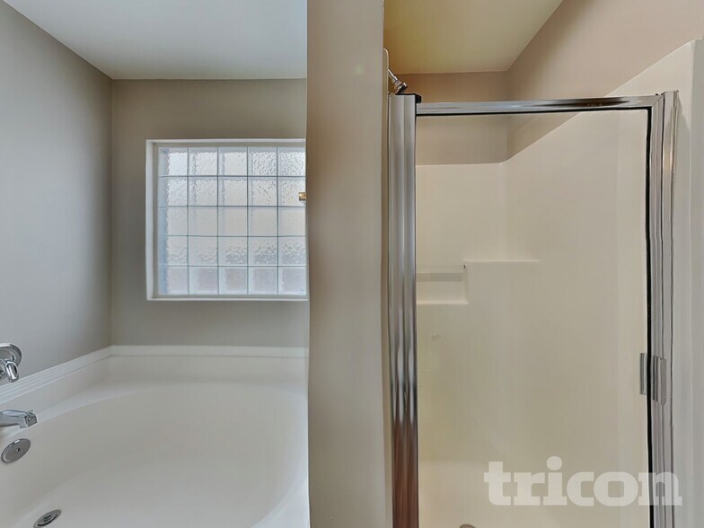 Building Photo - 5819 Twin Brook Dr