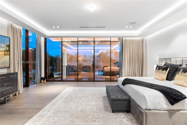 Building Photo - 1400 Bayview Dr