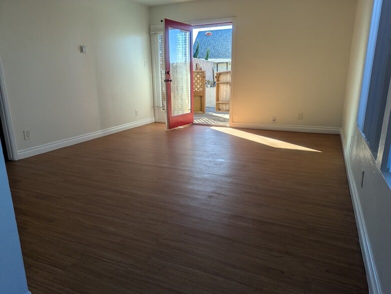 Living room - 214 Melrose Dr