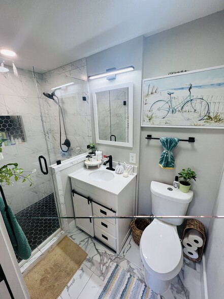 Building Photo - 611 W Page Ave