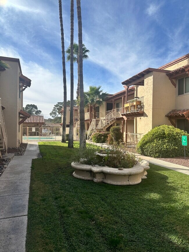 Building Photo - Beautiful and Spacious 3 bedroom Condo - Lovely Grounds - Swimming Pool