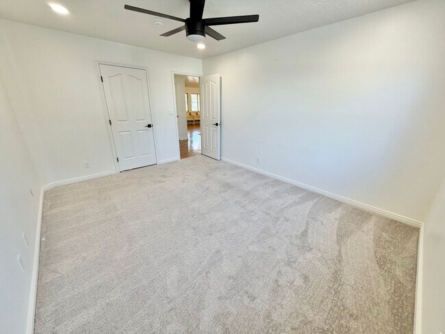 Building Photo - Beautiful Bloomington Area Home