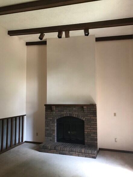 Building Photo - 1458 Eastview Dr