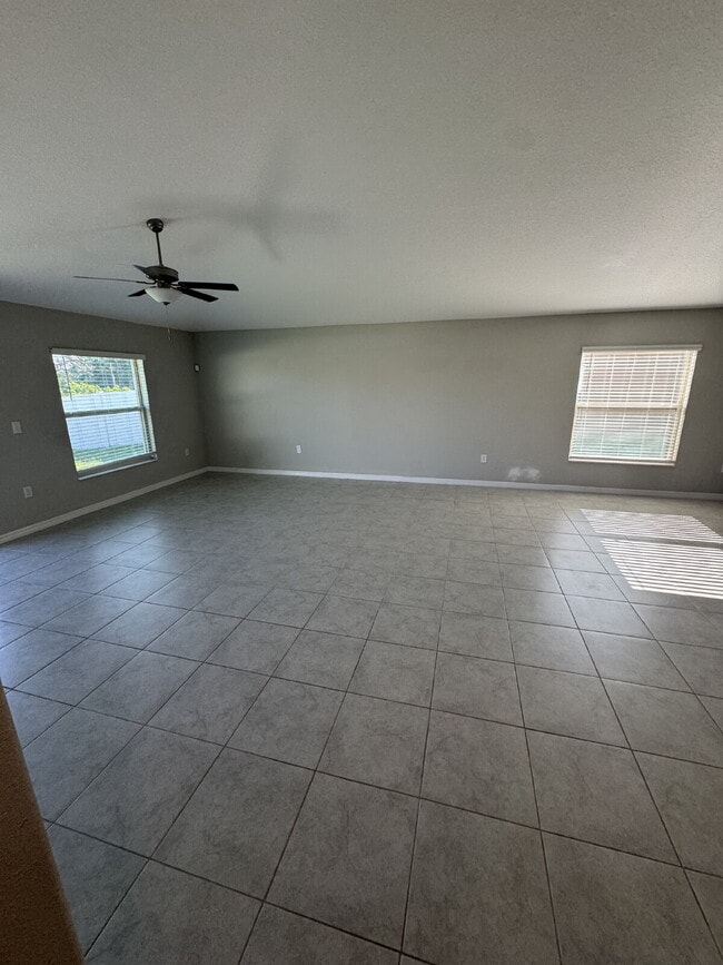 Building Photo - "Spacious 4-Bed Oasis with 2.5 Baths on Ra...