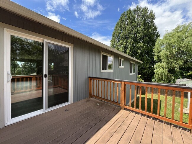 Building Photo - Spacious Milwaukie Home with Bonus Room, Large Fenced Yard and Shed/Workshop
