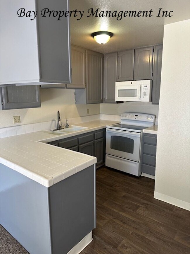 Building Photo - Rent Reduced! Charming 3-Bedroom Townhouse...
