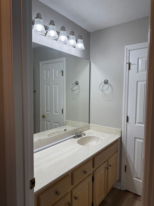 Building Photo - 1601 Willow Way