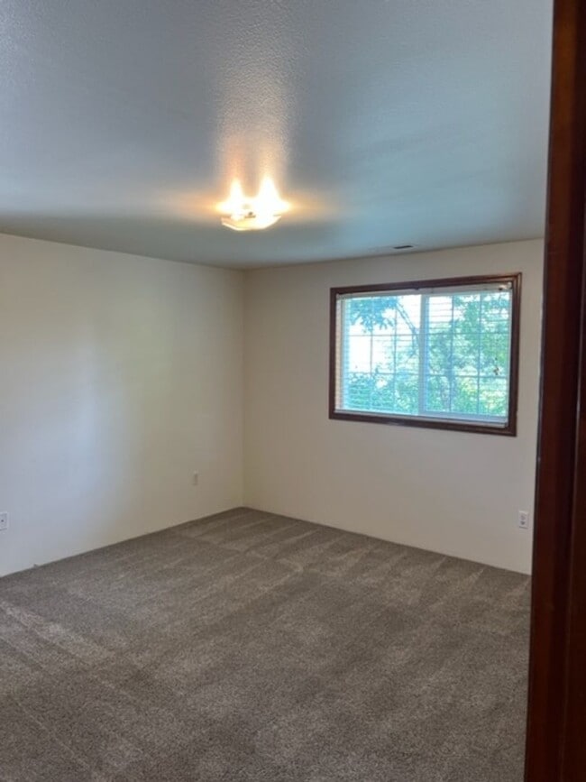 Building Photo - 3 Bedroom Upstairs Condo with Garage