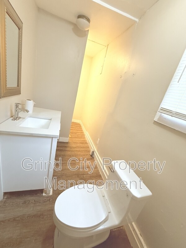 Building Photo - 997 S Willett St