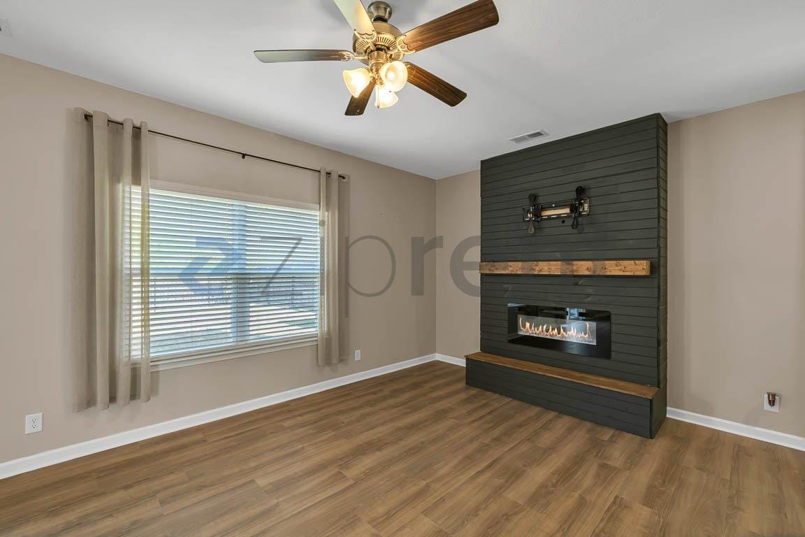 Building Photo - Unit