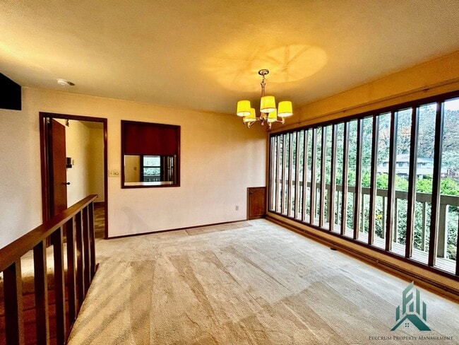 Building Photo - Mid-century Modern Single-family Home for Rent