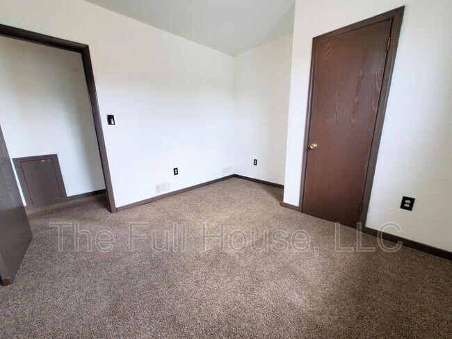 Building Photo - 705 Lorenz Ave