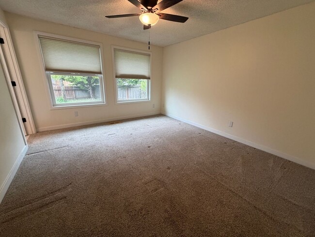 Building Photo - (969) Lance Way - 3 Bedroom / 2 Bath Home
