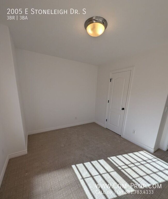 Building Photo - 2005 Stoneleigh Dr S