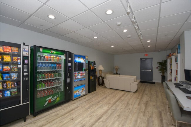 Building Photo - 405 N Ocean Blvd