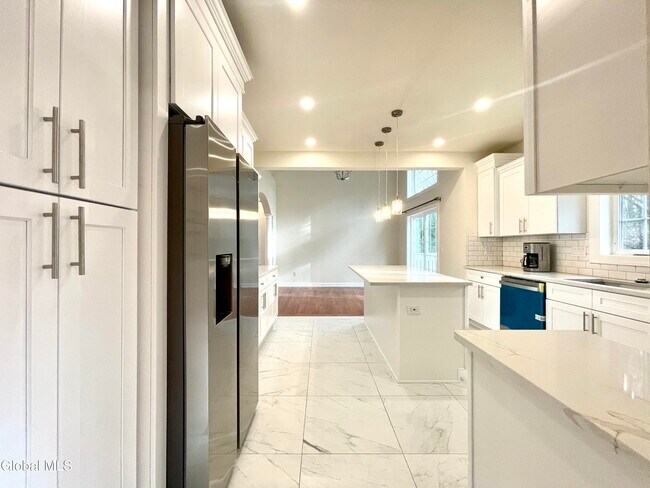 Building Photo - 11 Poplar Dr