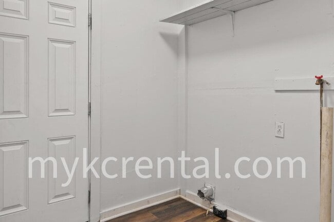 Building Photo - 1131 Hasbrook Ave