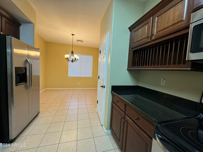 Building Photo - 2524 W Fawn Dr