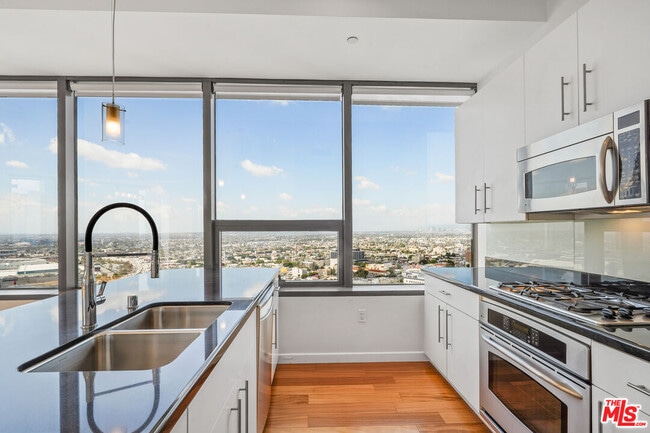 Building Photo - 1100 Wilshire Blvd