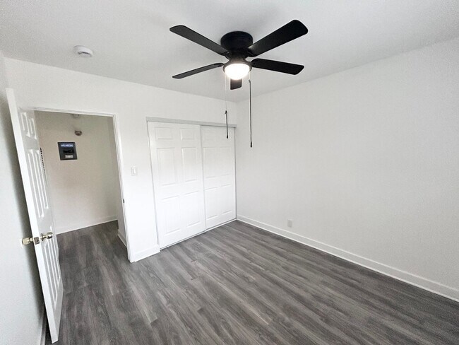 Building Photo - 1220 S Manhattan Pl