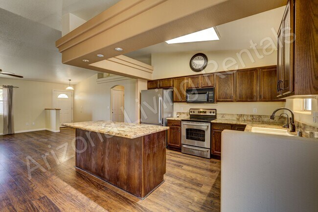 Building Photo - SOUTHSIDE HOME WITH LARGE FENCED BACKYARD