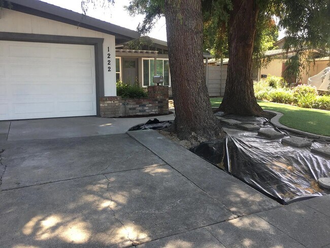 Building Photo - 1222 Palamos Ave