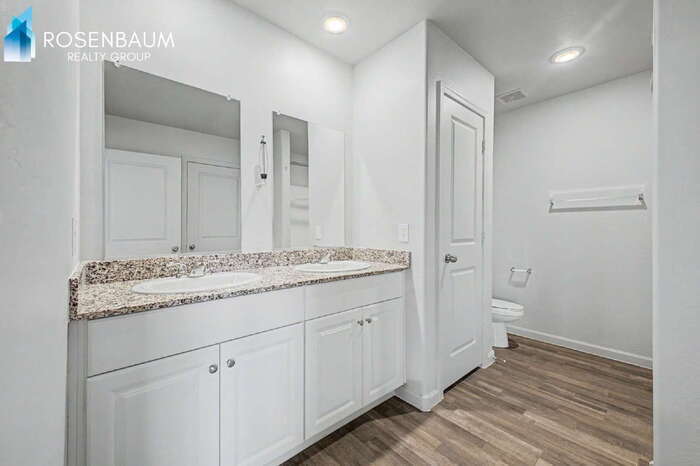 Building Photo - 3520 N La Paz Dr