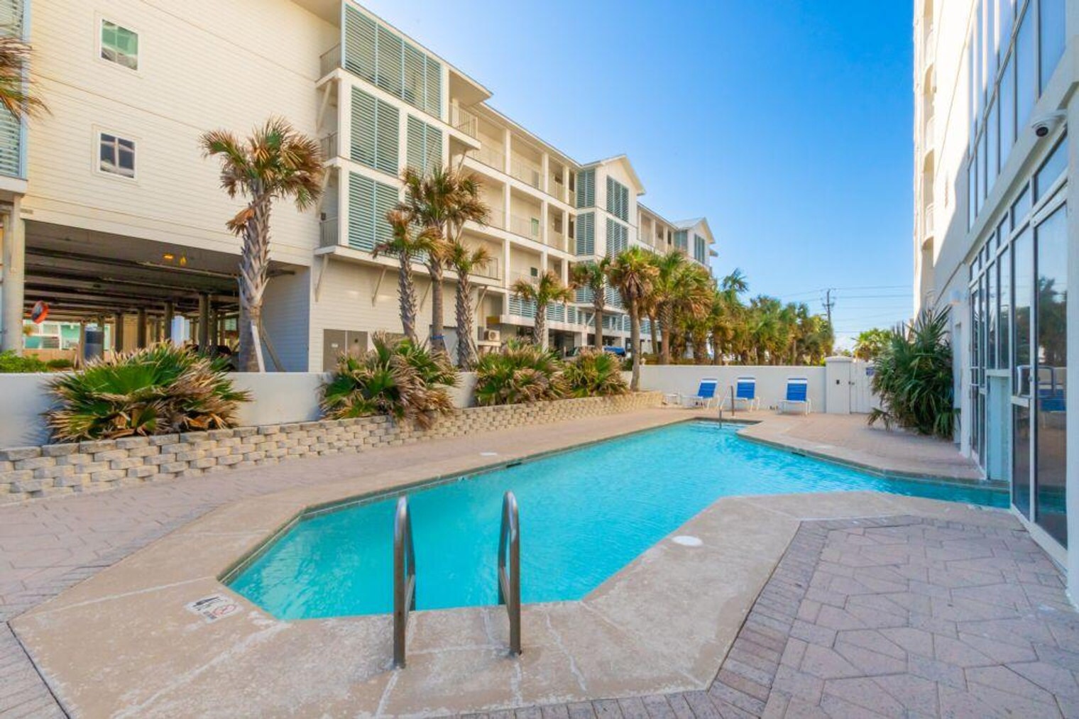 Building Photo - 825 W Beach Blvd