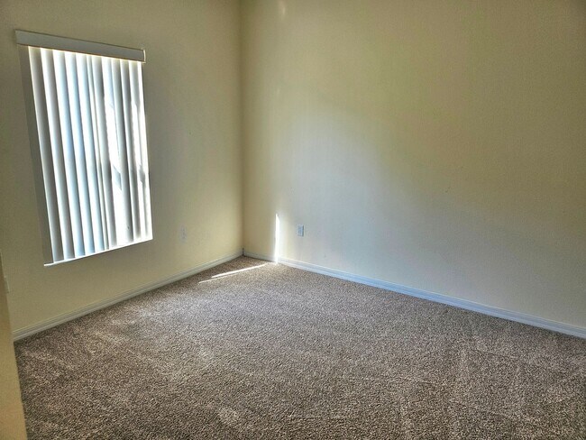 Building Photo - Newly renovated 3 bed, 2 bath home located minutes from Palm Coast dining, shopping, and the beach