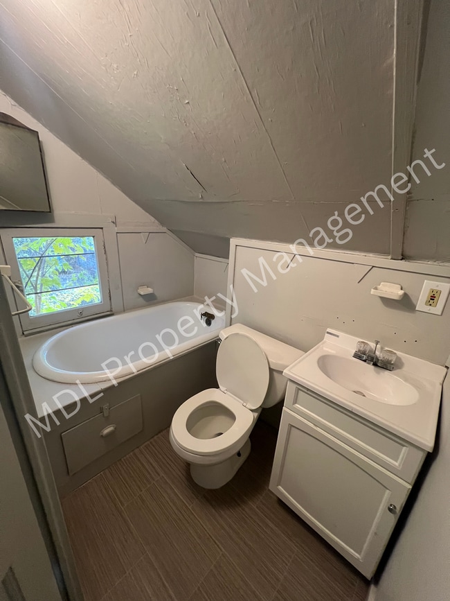 Building Photo - Cozy 4 Bedroom-2 Bath Home!