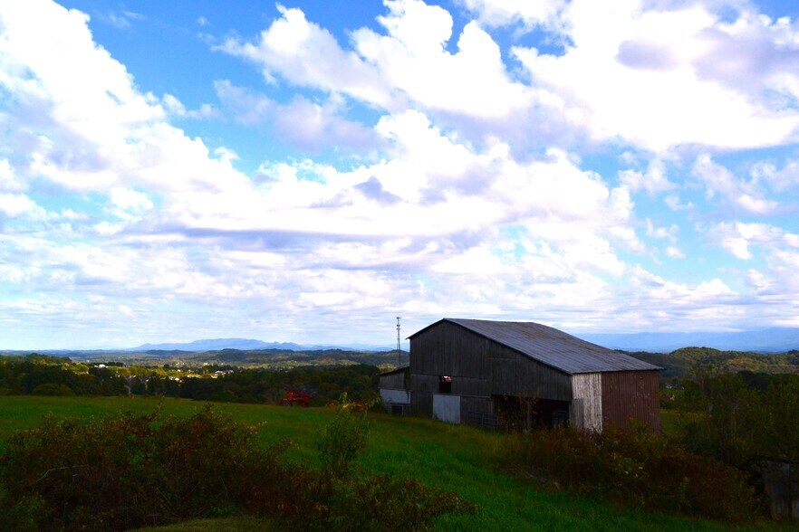 Building Photo - 1851 Pine Ridge Rd
