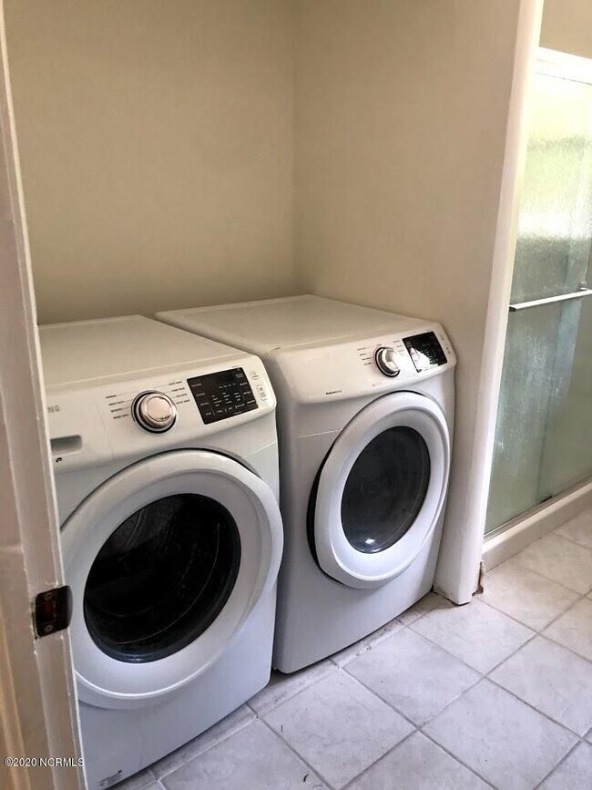 Building Photo - Walking Distance to UNCW