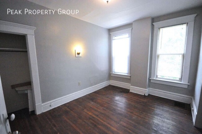 Building Photo - Available Fall 2025! 3 bedroom apartment l...