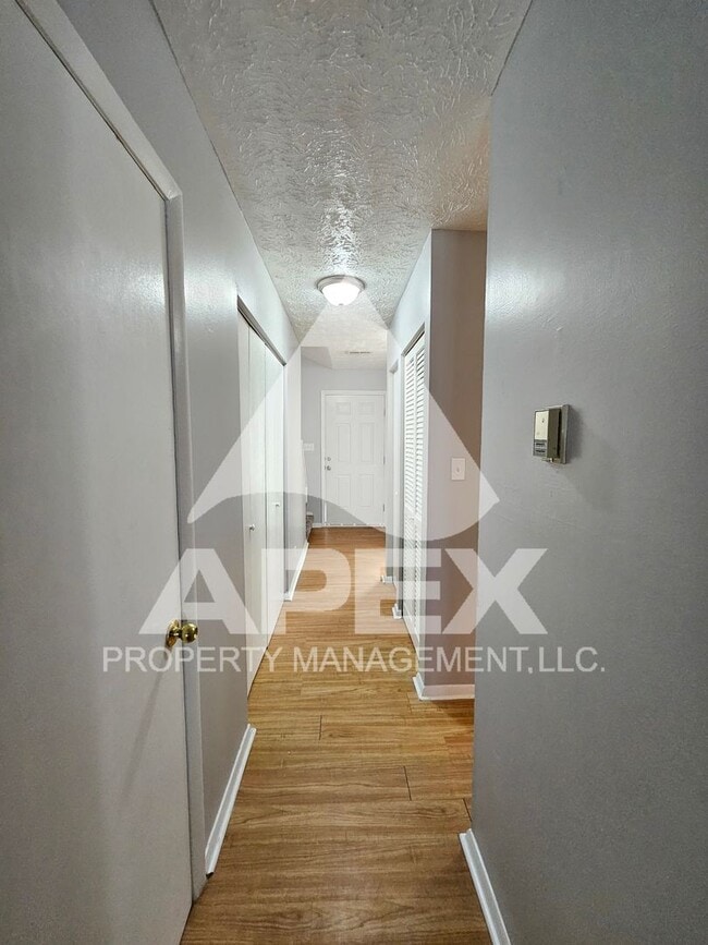 Building Photo - Convenient 2 Bd-1.5 Townhouse in WEST KNOX...