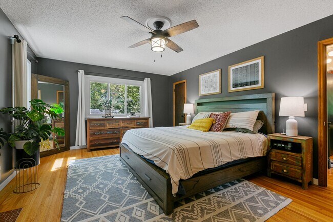 Building Photo - Charming 3 Bedroom Home Golden Valley