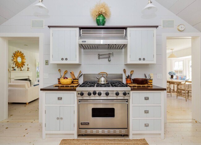 Building Photo - 156 Georgica Rd