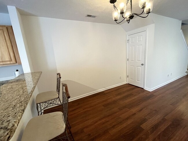Building Photo - 2 Bedroom Townhome Near Lenox Village!