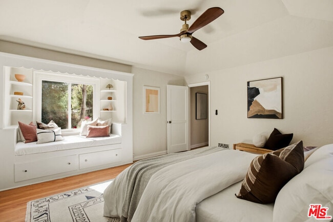 Building Photo - 1518 N Beverly Dr