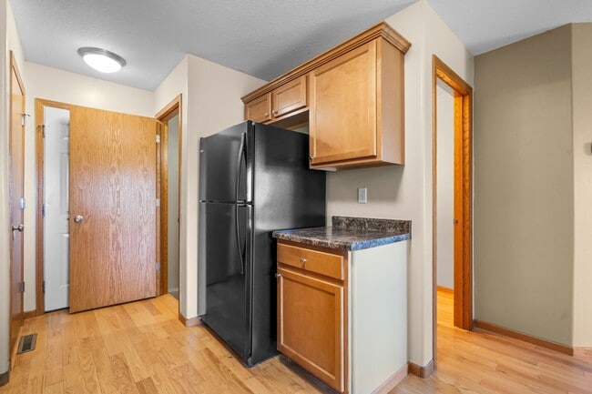 Building Photo - Beautiful End Unit Condo - 4 Bedrooms, Linn Mar Schools