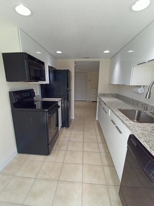Building Photo - 2560 S Ocean Blvd