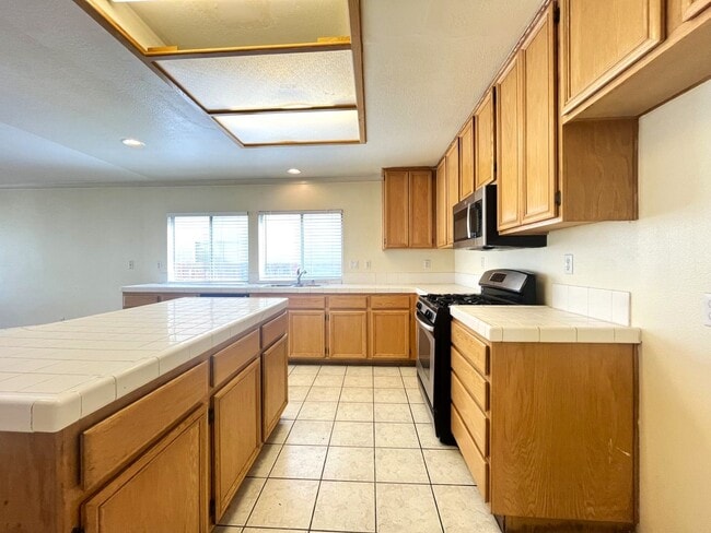Building Photo - 4 bed, 2.5 bath located in Corona, CA!