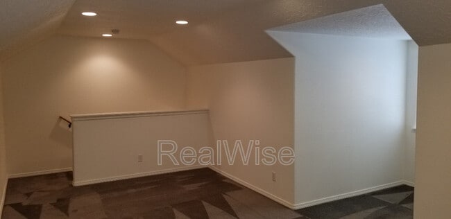 Building Photo - 16139 Park Dr