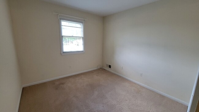 Building Photo - Stunning 4 Bedroom 2.5 Bathroom 3-Level Ho...