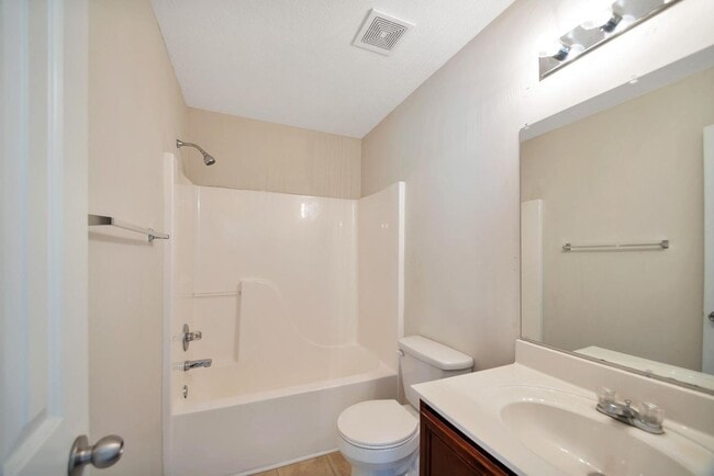 Building Photo - Townhome for rent five minutes from I-24